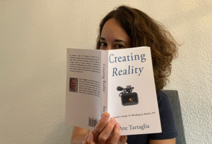 Heleen met het boek 'Creating Reality'